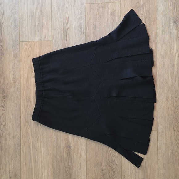 PRISTINE St John Black Carwash Skirt Size 6 - Picture 8 of 8